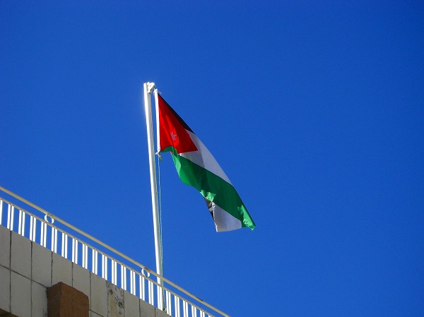 ヨルダン国旗と青空：ヨルダン・シリア写真画像集