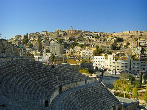 ローマ劇場とジャバル・アル・カラア山頂のアンマン城(アンマン)：ヨルダン・シリア写真画像集