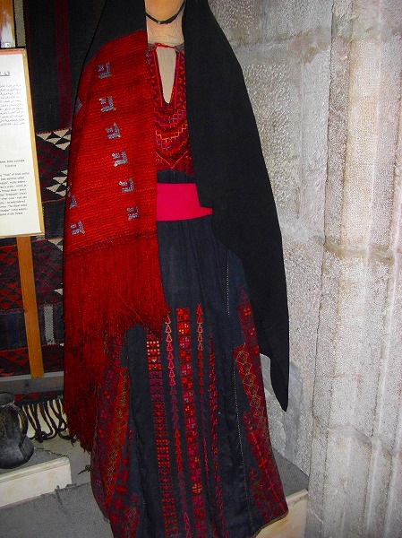 パレスチナ刺繍の伝統的なアラブ衣装(アンマン)：ヨルダン・シリア写真画像集