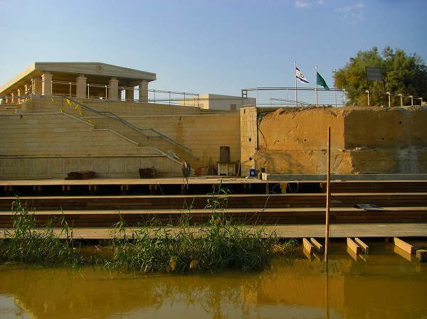 ヨルダン河岸とイスラエル側にある建物：ヨルダン・シリア写真画像集