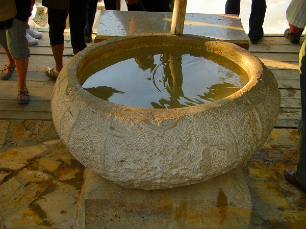 洗礼を受ける人のために設けられた洗礼盤：ヨルダン・シリア写真画像集
