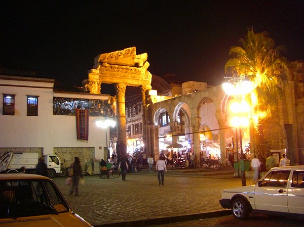 ダマスカス−夜のウマイヤド・モスク前広場の遺跡：ヨルダン・シリア写真画像集