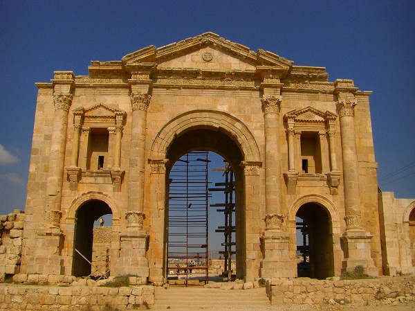ジェラシュ遺跡の入口、南門：ヨルダン・シリア写真画像集