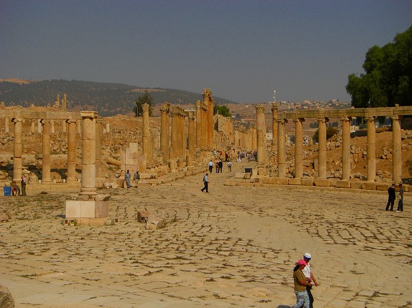 円形に列柱の並ぶフォーラム（広場）：ヨルダン・シリア写真画像集