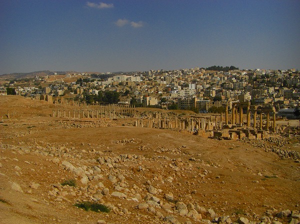 ジェラシュ遺跡とジェラシュの街並み：ヨルダン・シリア写真画像集