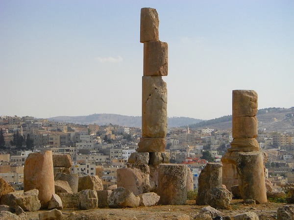 微妙なバランスで立っている柱：ヨルダン・シリア写真画像集