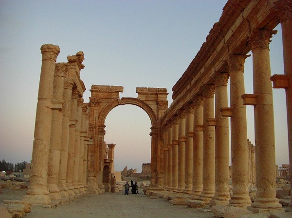 きれいな形で残る列柱道路：ヨルダン・シリア写真画像集