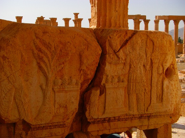 かつては高いところに設置されていたとみられる装飾石：ヨルダン・シリア写真画像集