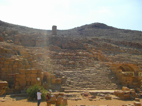 ペトラ遺跡・大寺院の正面階段