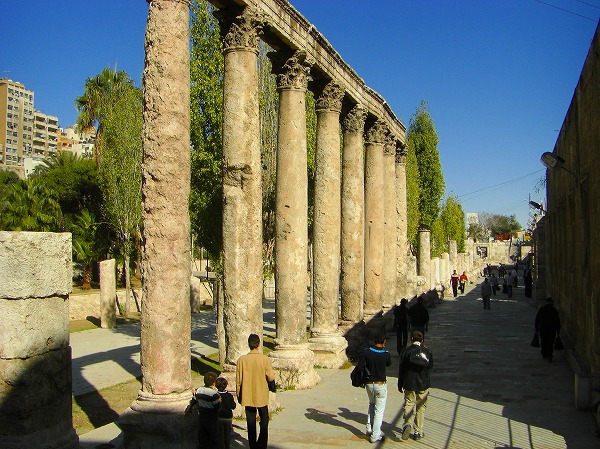 ローマ劇場前の列柱：ヨルダン・シリア写真画像集