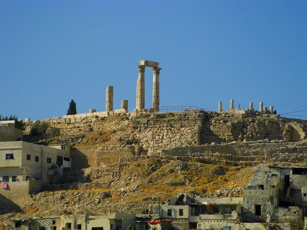 ローマ劇場から見たジャバル・アル・カラア山頂のアンマン城拡大写真(アンマン)：ヨルダン・シリア写真画像集