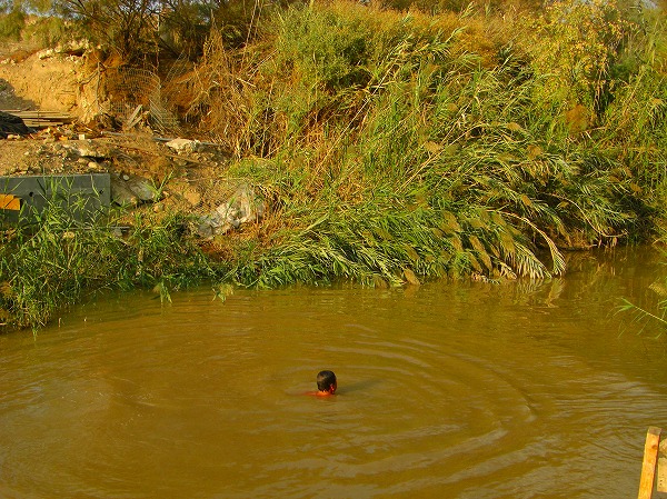 自らヨルダン川に飛び込み、洗礼を行ってしまった観光客：ヨルダン・シリア写真画像集