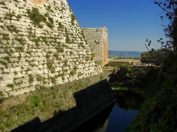 クラック・デ・シュバリエ城壁と堀：ヨルダン・シリア写真画像集
