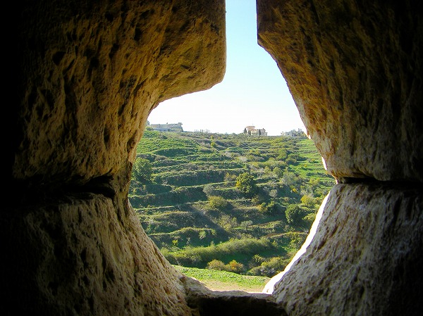 クラック・デ・シュバリエ壁の穴から田園風景：ヨルダン・シリア写真画像集