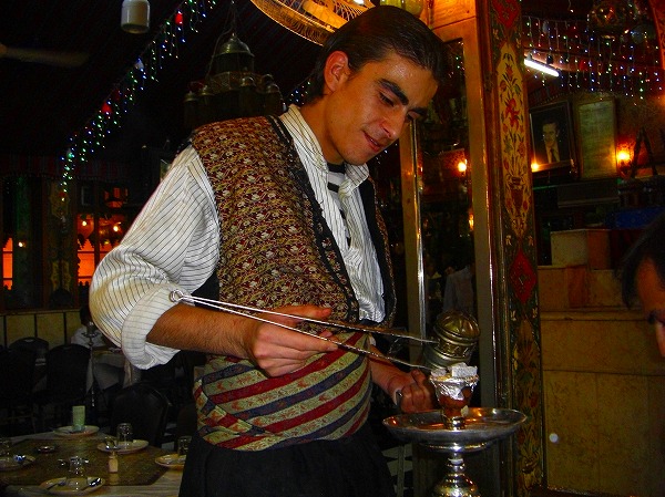 ダマスカス−レストランの水タバコ担当者：ヨルダン・シリア写真画像集