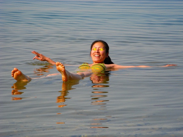 死海に浮かんではしゃぐ日本人女性：ヨルダン・シリア写真画像集