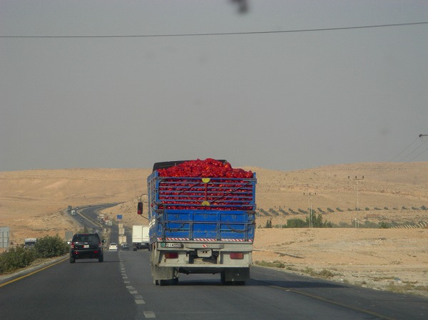 ジャガイモを大量に載せたトラック（ヨルダン→シリア）：ヨルダン・シリア写真画像集