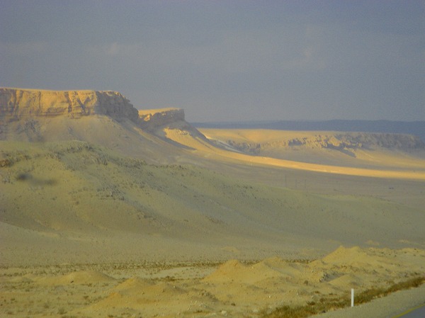 ダマスカスからパルミラへ向かう道・砂漠と山：ヨルダン・シリア写真画像集