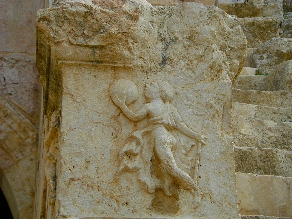 北劇場の柱に施された彫刻：ヨルダン・シリア写真画像集