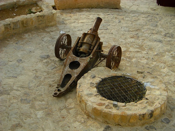 カラク城入口にある戦車（大砲？）：ヨルダン・シリア写真画像集