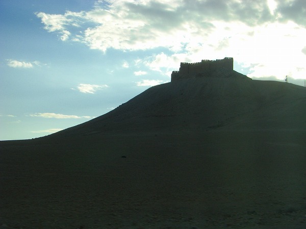 岩山にそびえるアラブ城砦：ヨルダン・シリア写真画像集