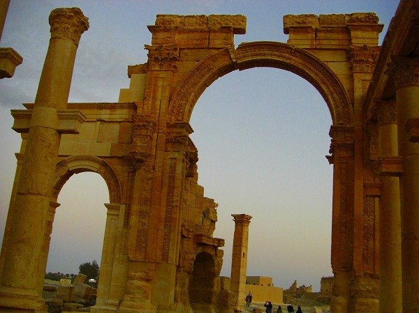 列柱道路の始点、記念門：ヨルダン・シリア写真画像集