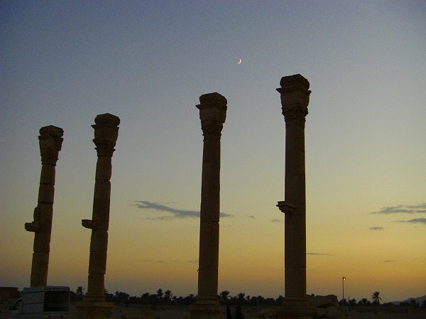 パルミラの列柱と月：ヨルダン・シリア写真画像集