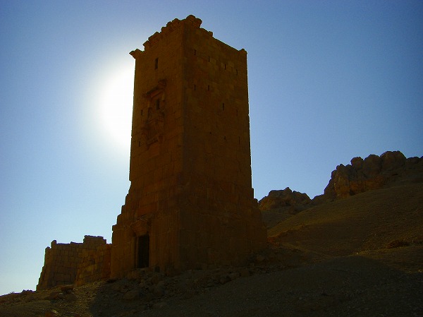 パルミラ『墓の谷』塔墓と太陽：ヨルダン・シリア写真画像集