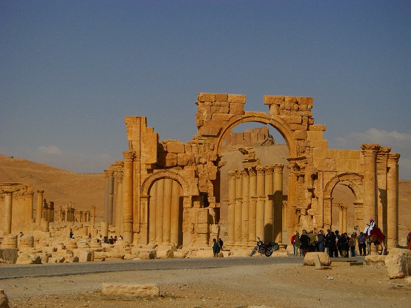パルミラの記念門と列柱道路とアラブ城砦：ヨルダン・シリア写真画像集